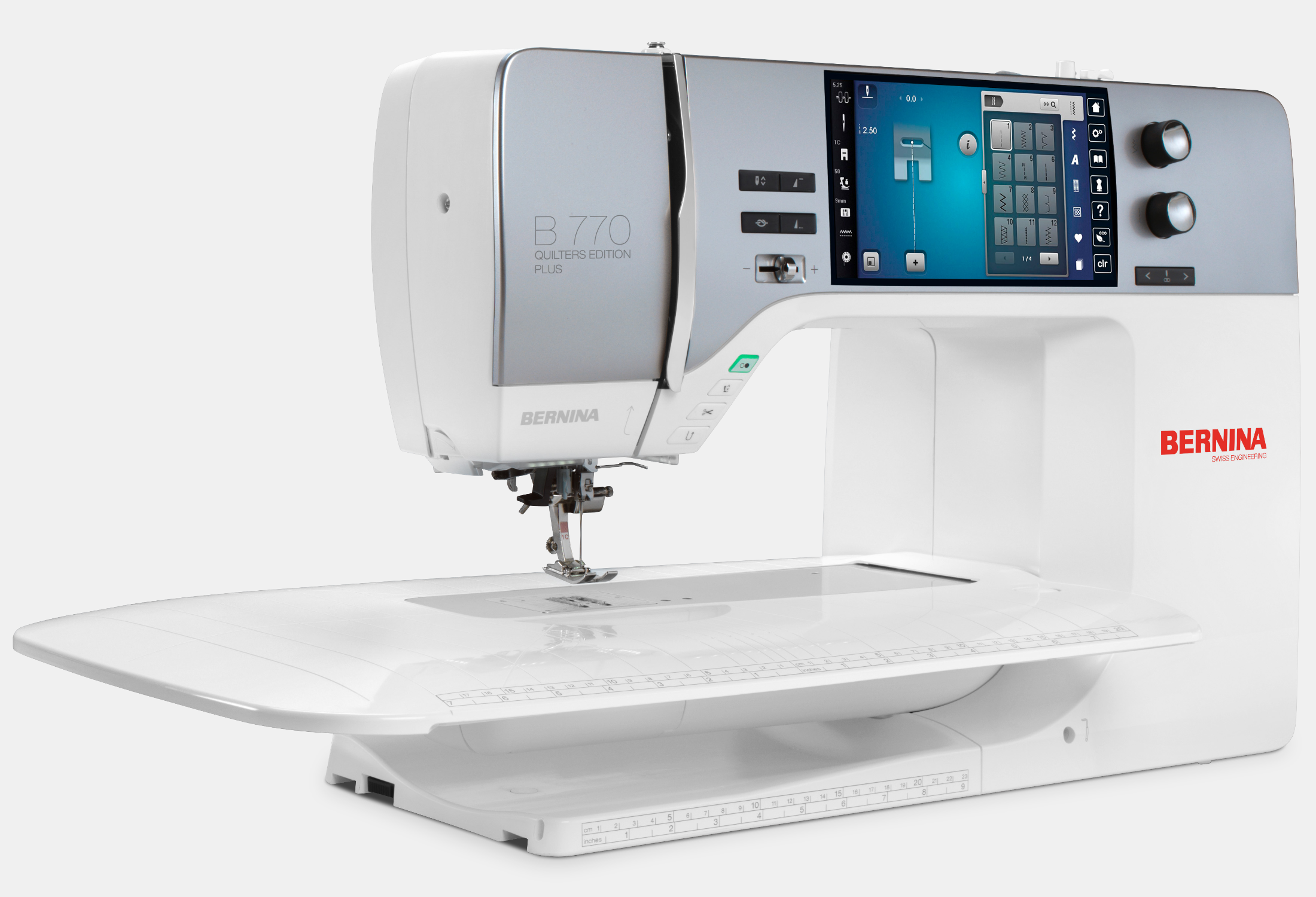 Machine à coudre Bernina 770 QE PLUS avec table d’extension – Machine équipée d’une table d’extension, offrant un espace de couture élargi pour les projets de grande envergure.