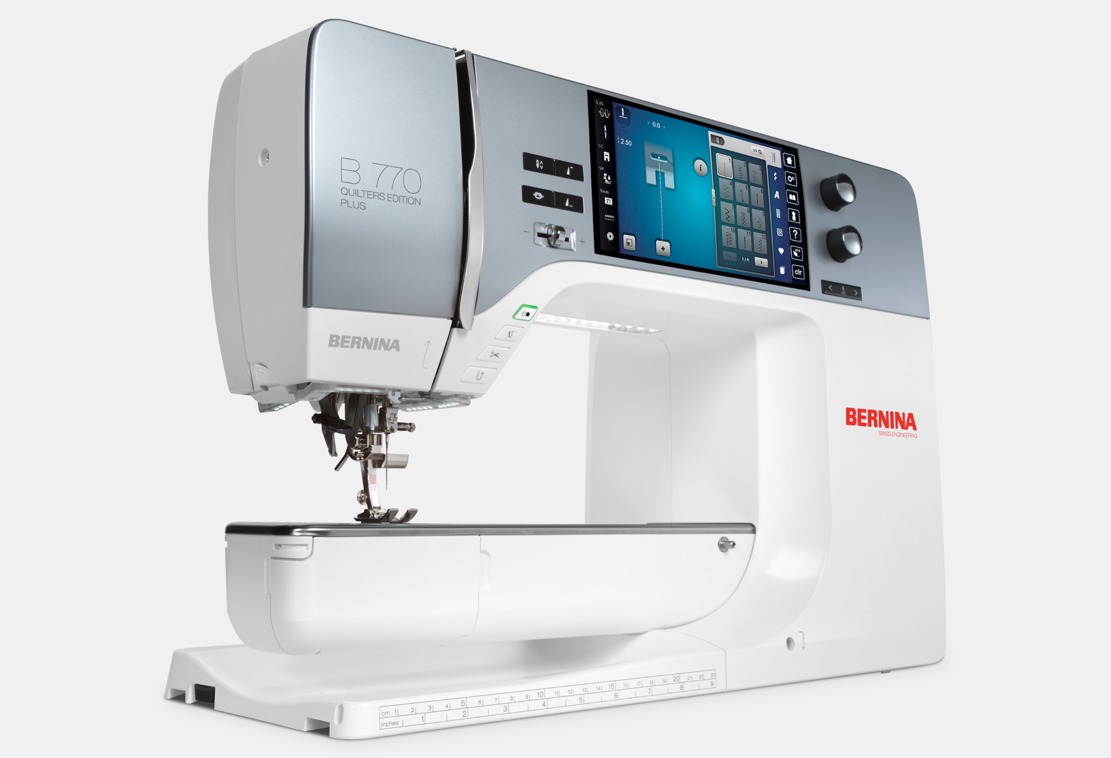 Machine à coudre Bernina 770 QE PLUS, vue latérale – Machine à coudre électronique avec bras libre spacieux, idéale pour le quilting et les grands projets de couture.