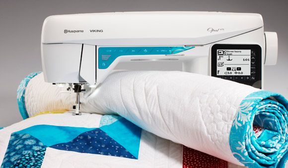 Machine à coudre Husqvarna Viking OPAL™ 670 en action – Machine en cours d'utilisation pour la couture d’un quilt épais, démontrant sa puissance et sa capacité à gérer des projets de grande taille.