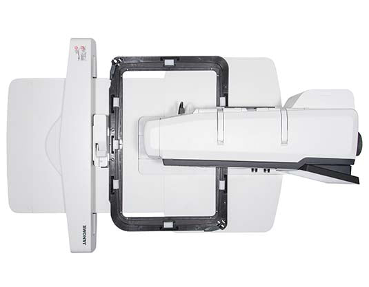 Vue de dessus de la Janome Continental M17 avec cadre à broder installé.
